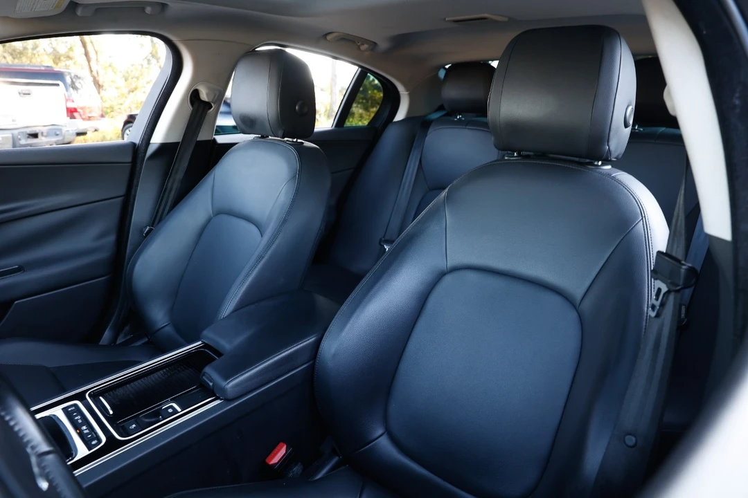 2019 Jaguar XE - Image 9 of 12