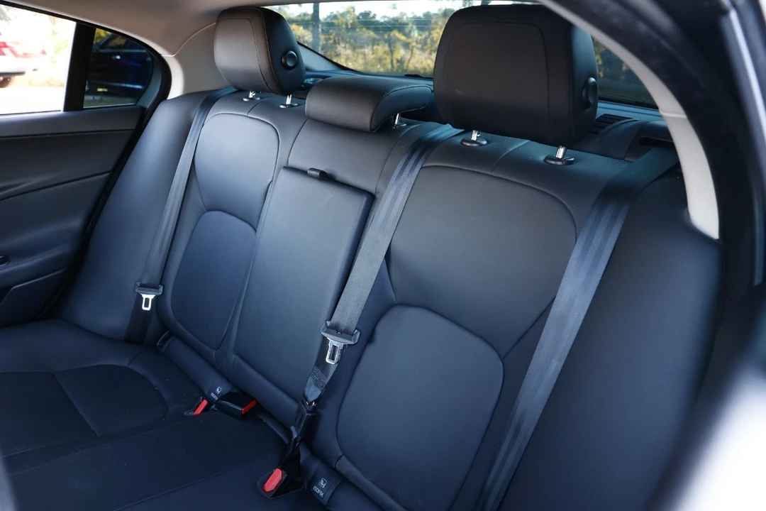 2019 Jaguar XE - Image 11 of 12