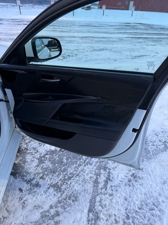 2019 Jaguar XE - Image 15 of 21