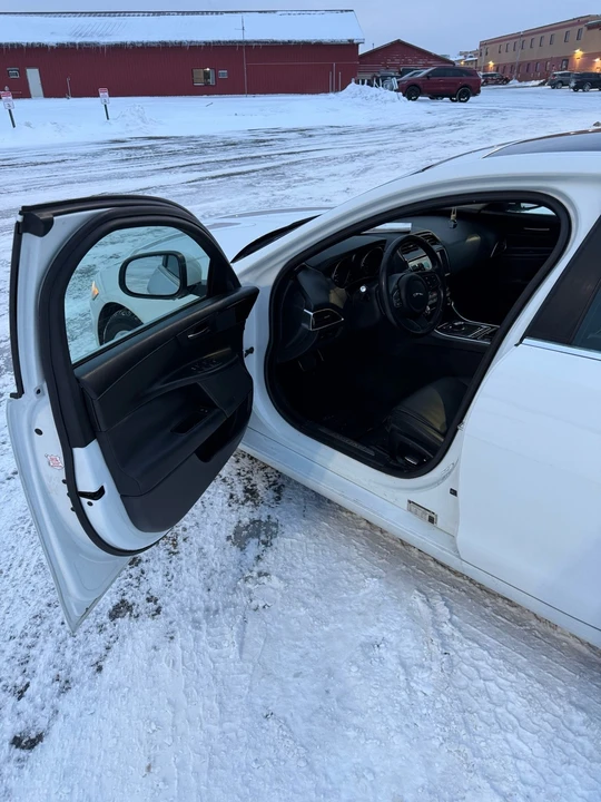 2019 Jaguar XE - Image 10 of 21