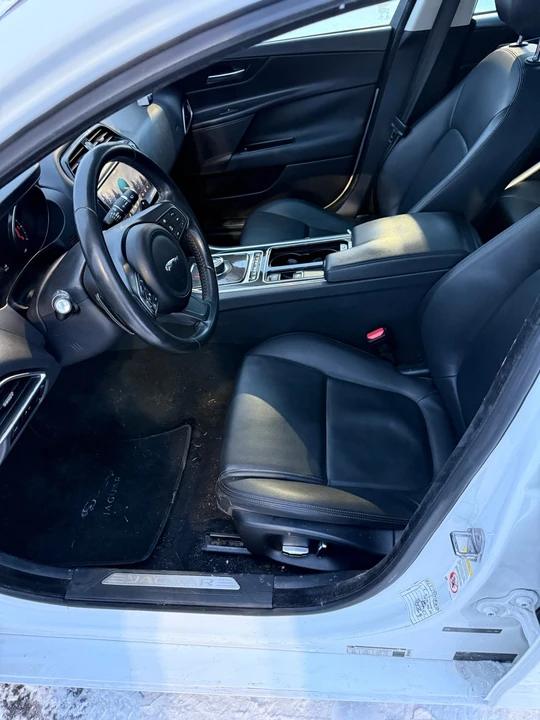 2019 Jaguar XE - Image 11 of 21