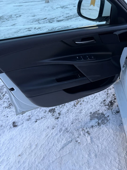 2019 Jaguar XE - Image 8 of 21