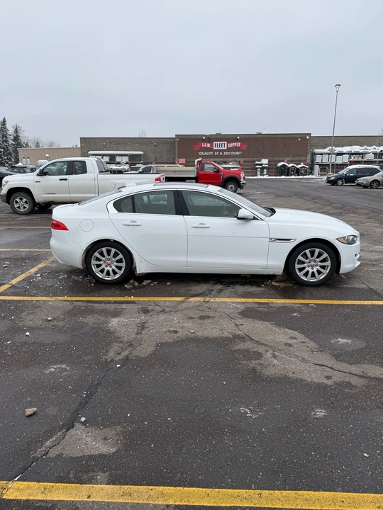 2019 Jaguar XE - Image 5 of 21