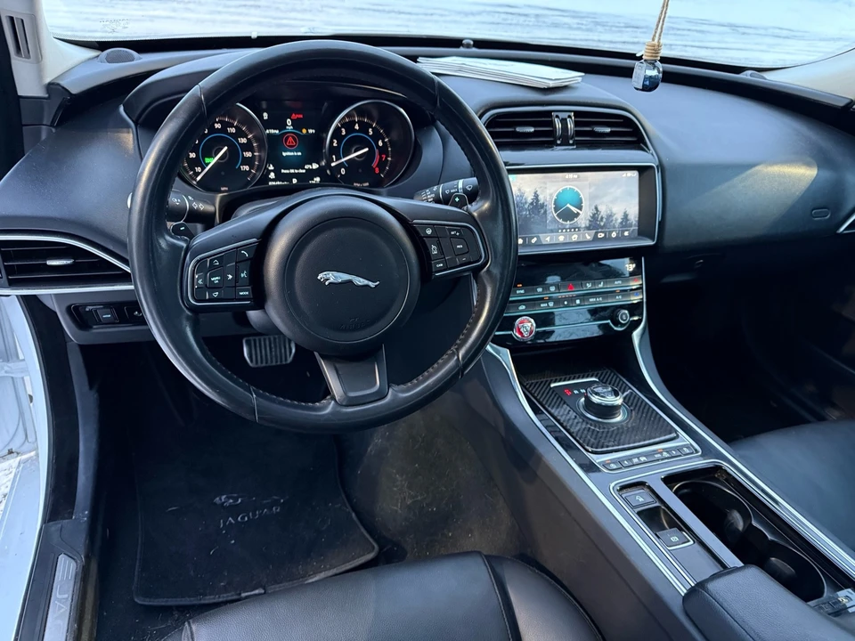 2019 Jaguar XE - Image 12 of 21