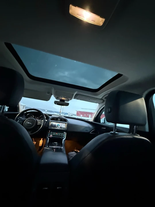 2019 Jaguar XE - Image 19 of 21