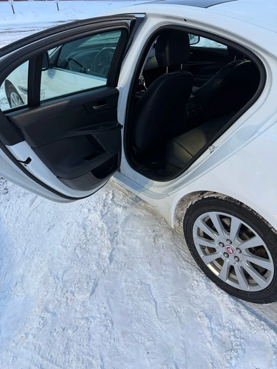 2019 Jaguar XE - Image 9 of 21