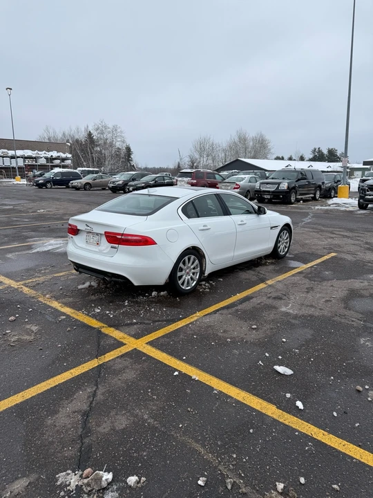 2019 Jaguar XE - Image 4 of 21