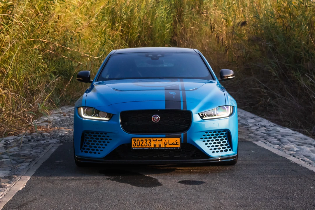 2019 Jaguar XE - Image 7 of 28