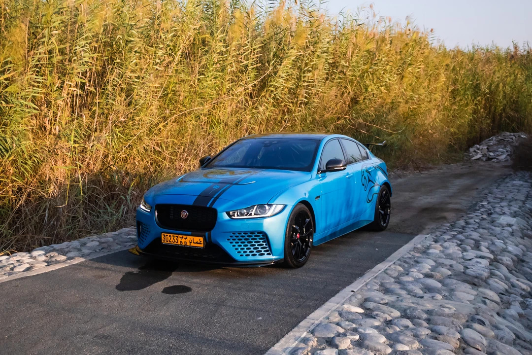 2019 Jaguar XE - Image 8 of 28