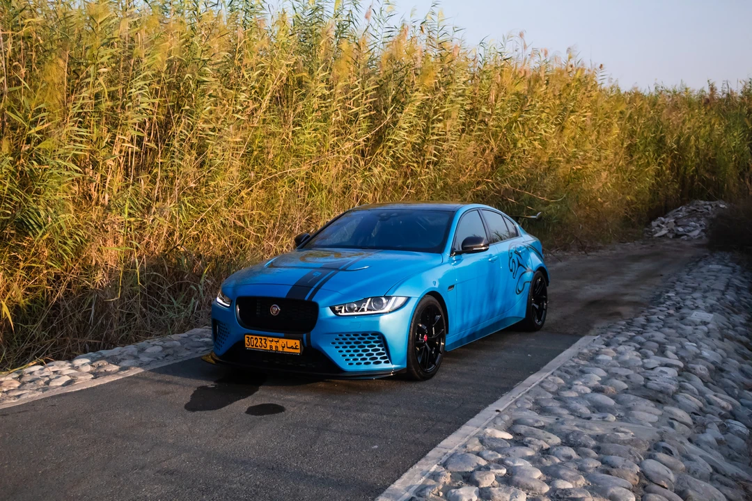 2019 Jaguar XE - Image 9 of 28