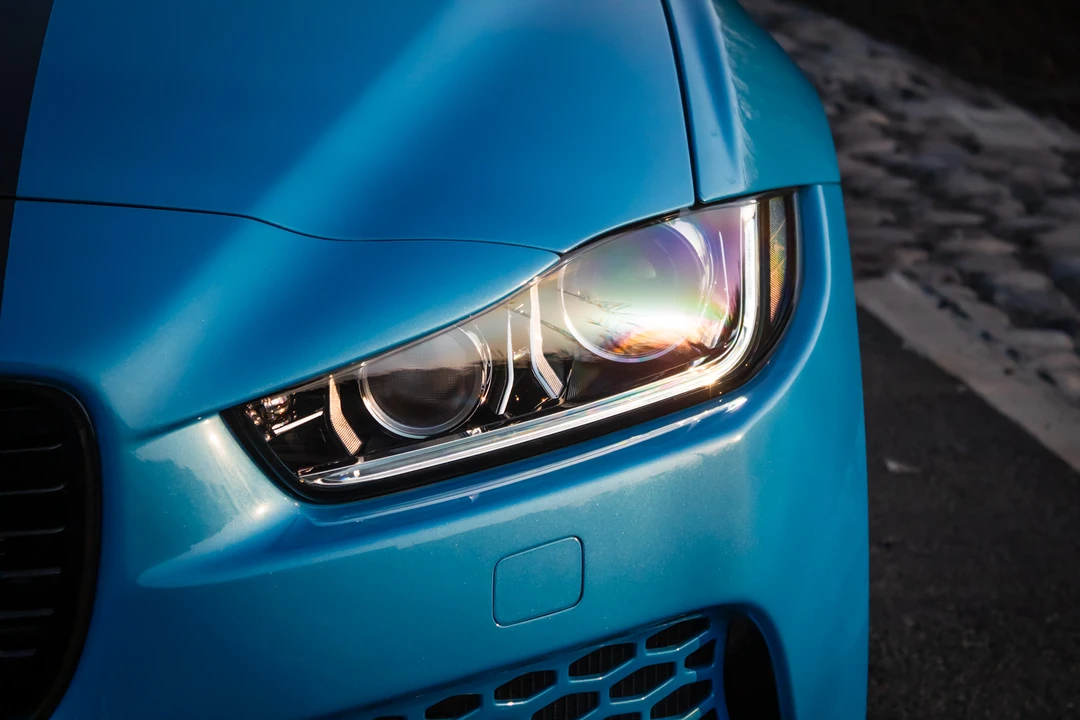 2019 Jaguar XE - Image 13 of 28