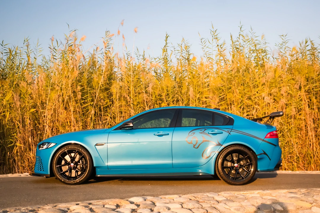 2019 Jaguar XE - Image 4 of 28