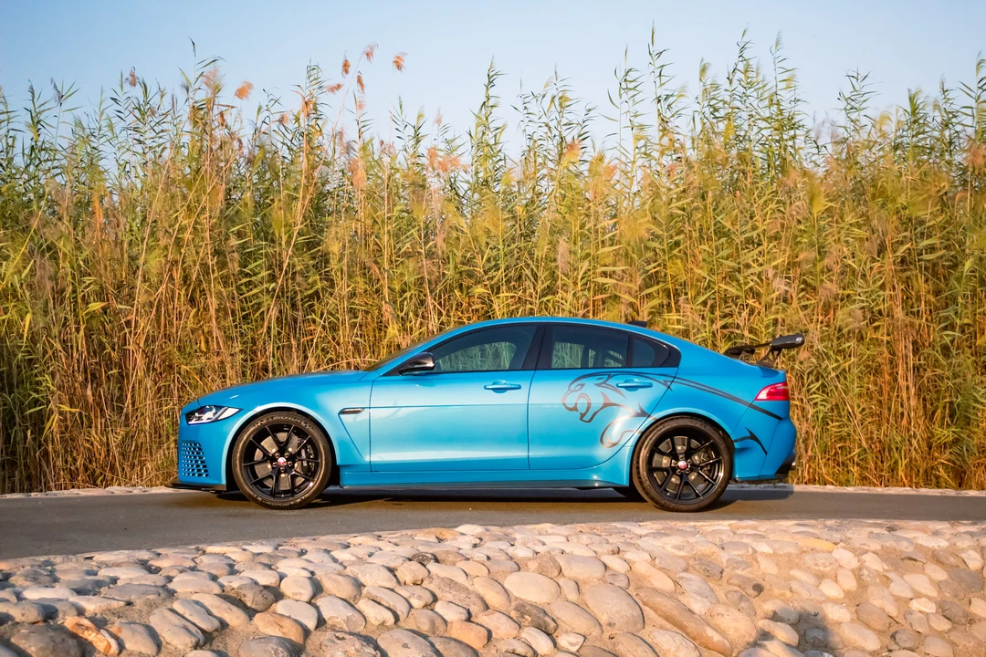 2019 Jaguar XE - Image 10 of 28