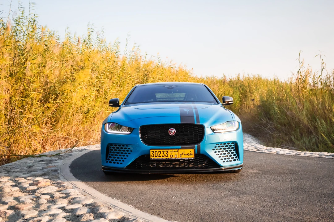 2019 Jaguar XE - Image 2 of 28