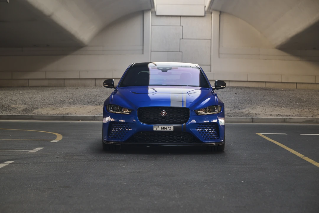 2019 Jaguar XE - Image 18 of 31