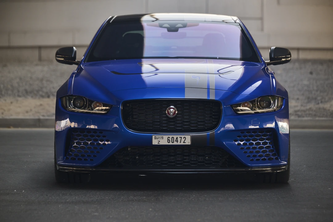 2019 Jaguar XE - Image 10 of 31