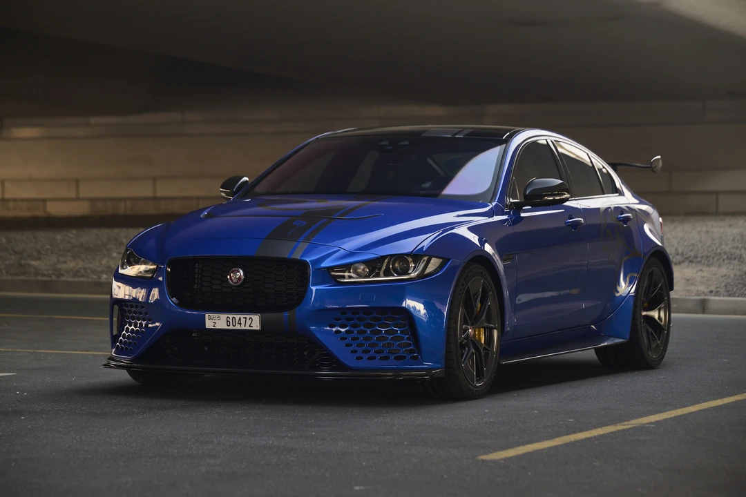 2019 Jaguar XE - Image 11 of 31