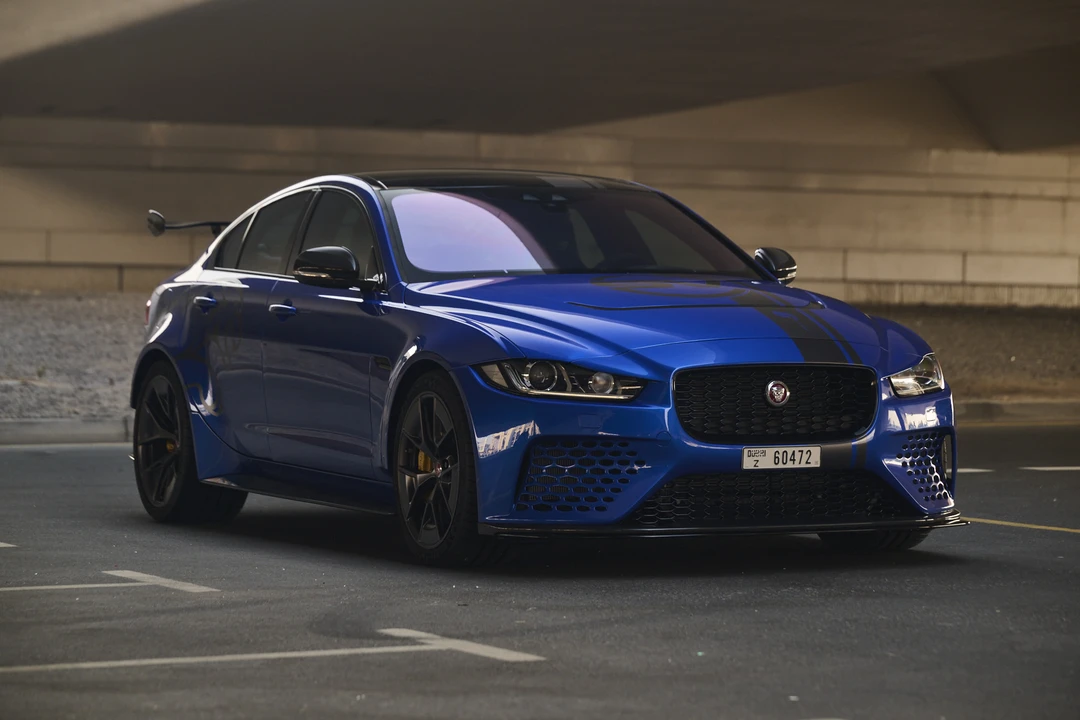 2019 Jaguar XE - Image 9 of 31