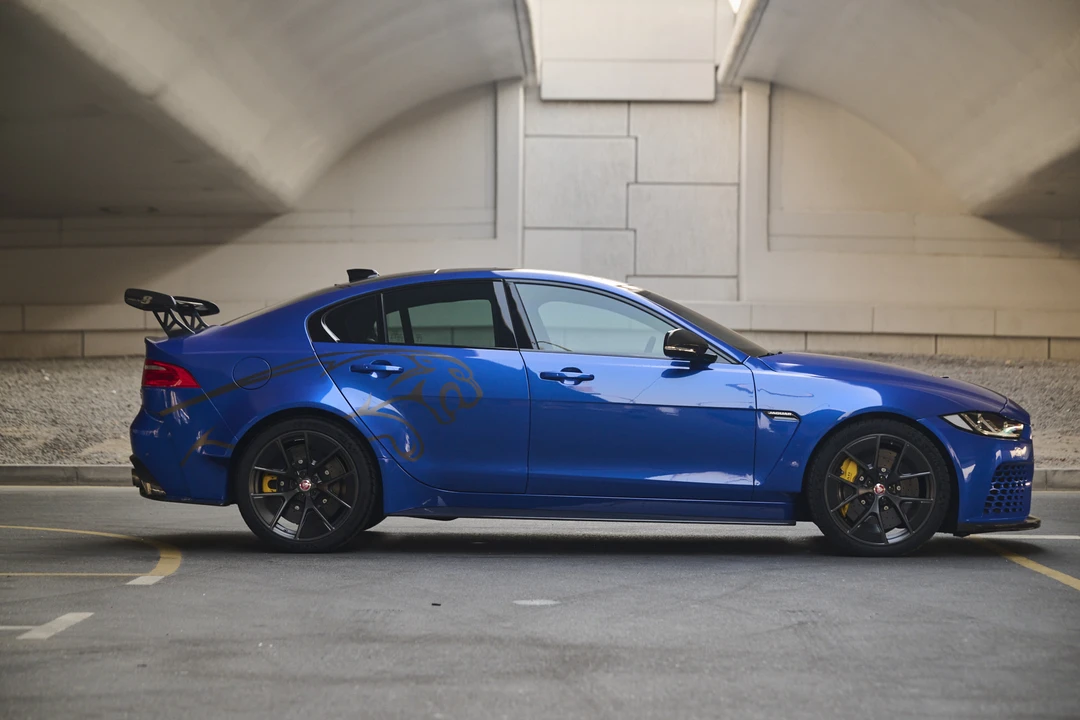 2019 Jaguar XE - Image 8 of 31