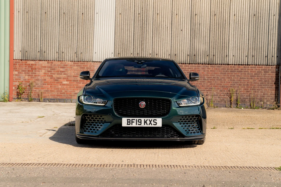 2019 Jaguar XE - Image 2 of 31
