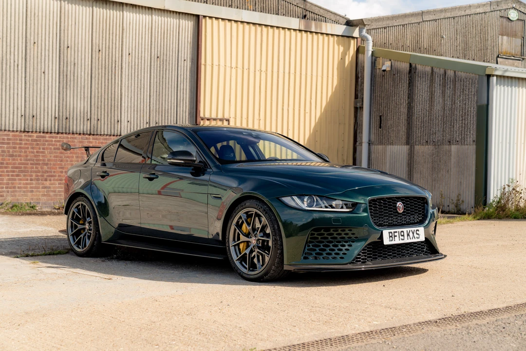 2019 Jaguar XE - Image 9 of 31