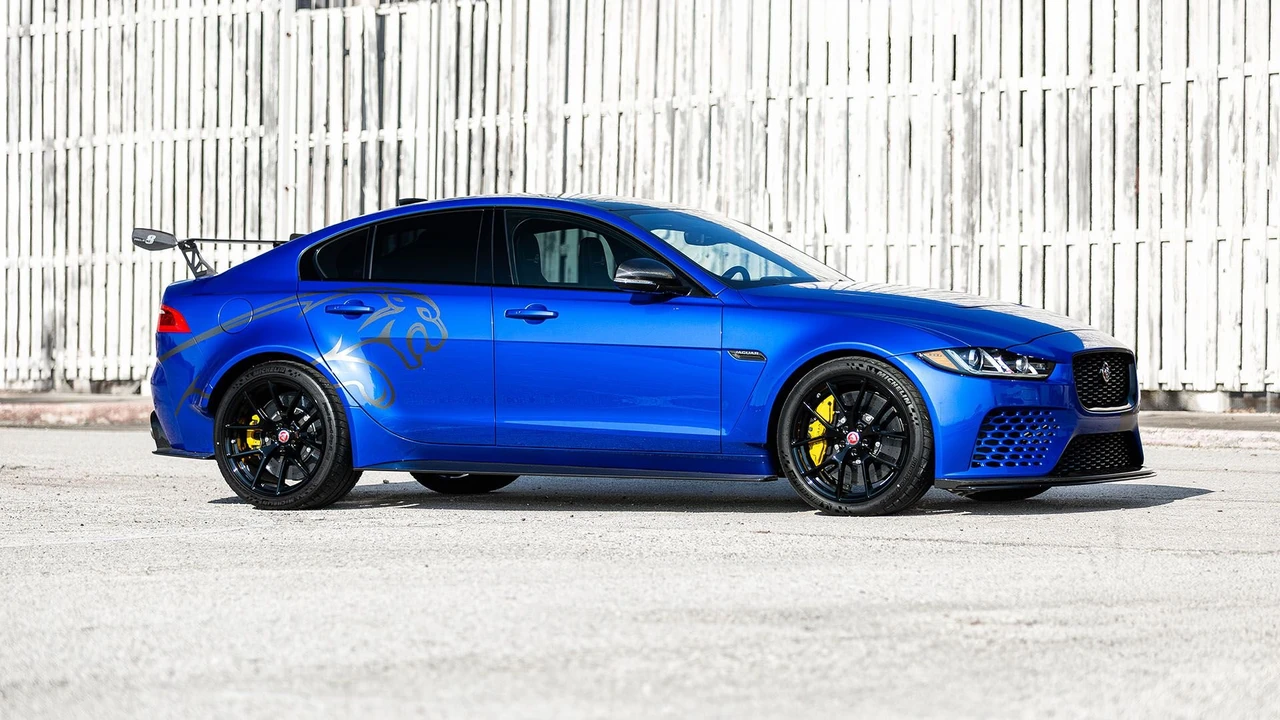 2019 Jaguar XE - Image 9 of 31