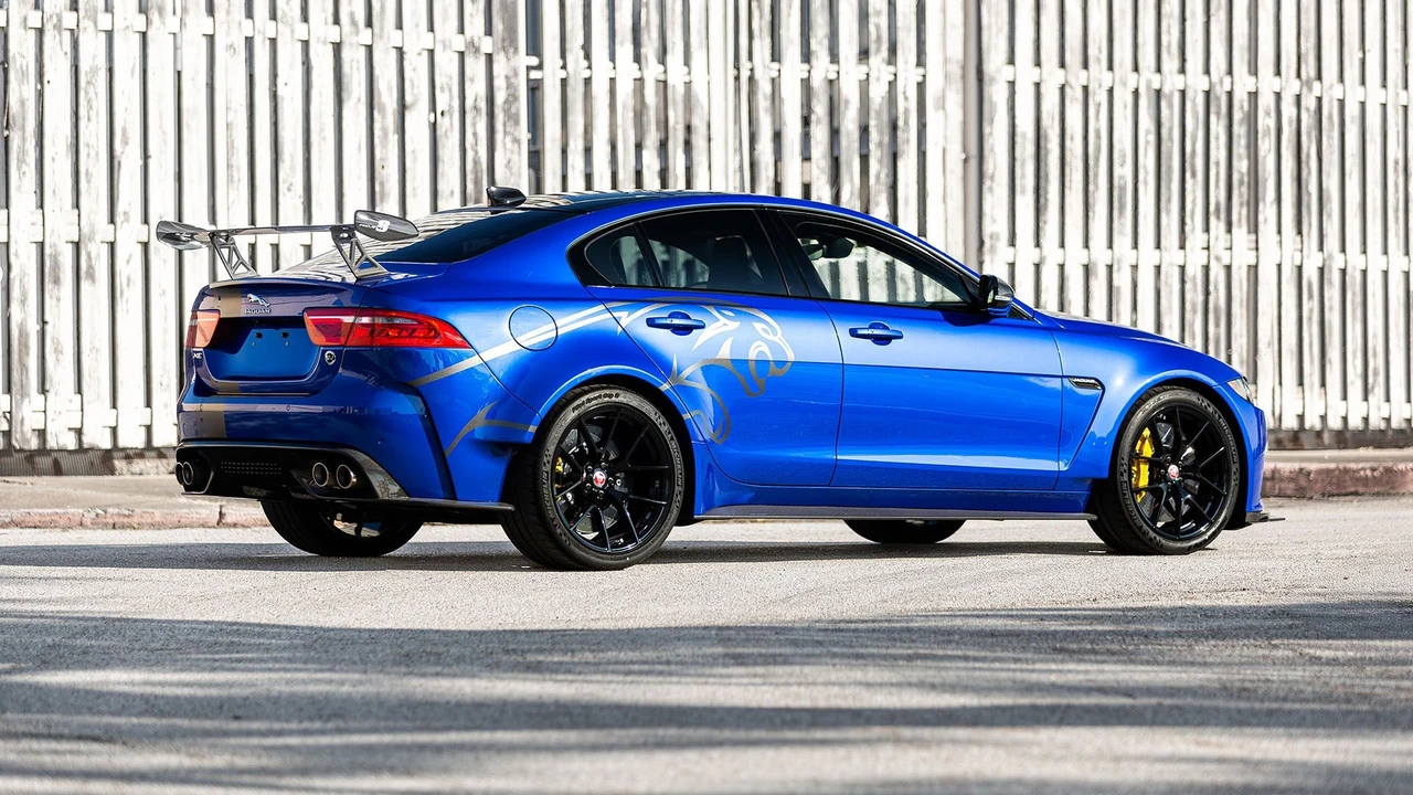 2019 Jaguar XE - Image 2 of 31