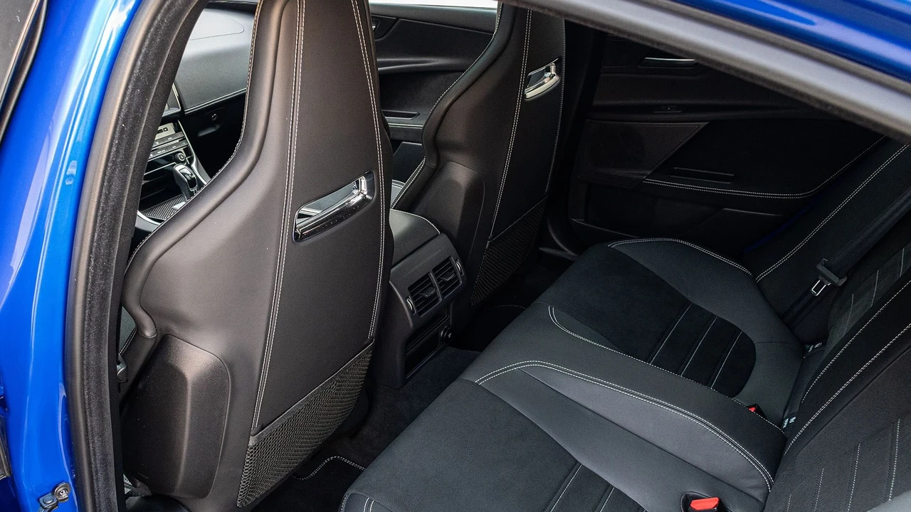 2019 Jaguar XE - Image 28 of 31