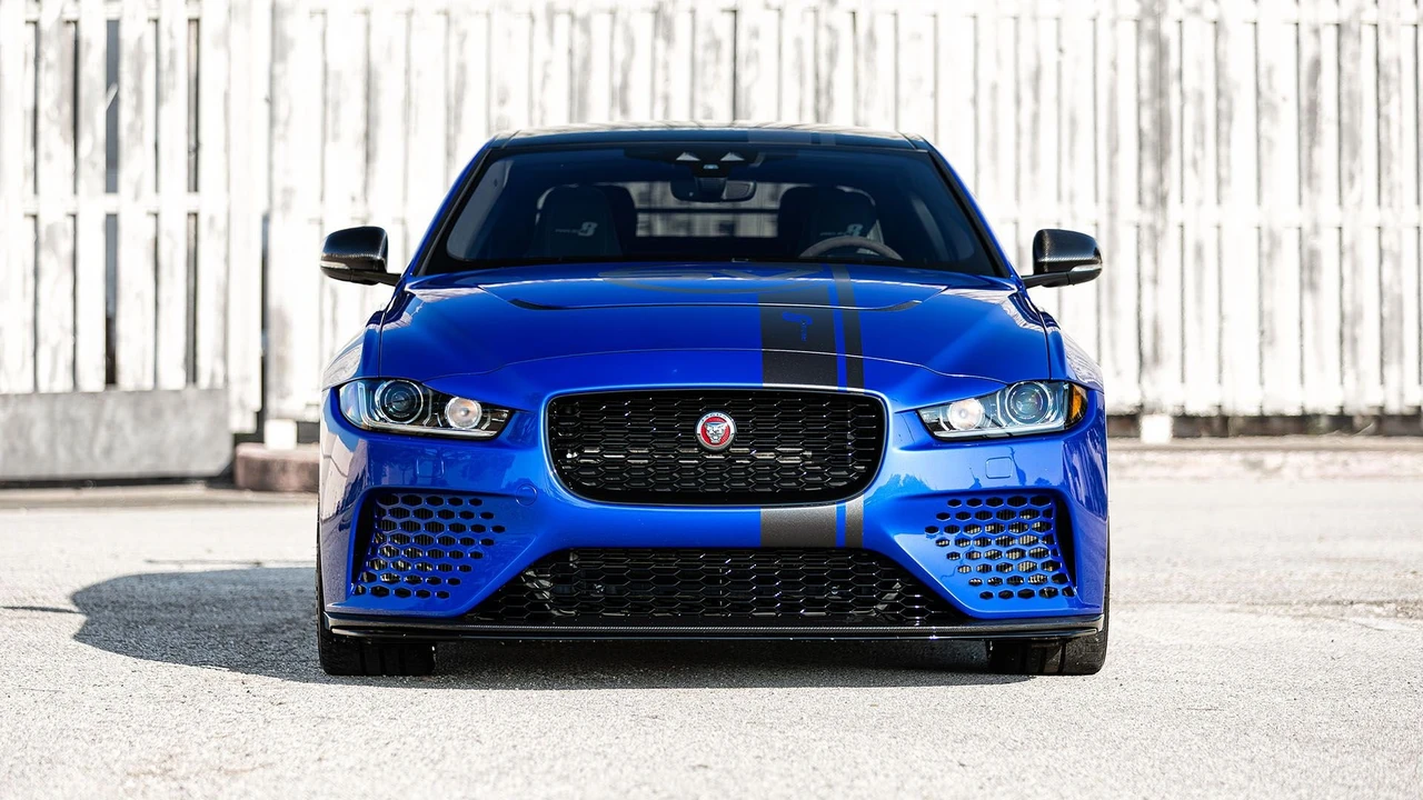 2019 Jaguar XE - Image 3 of 31