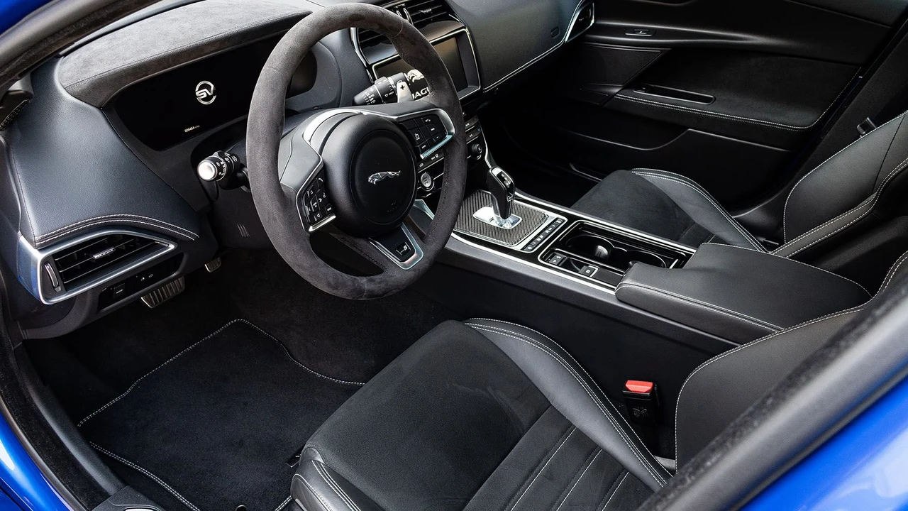 2019 Jaguar XE - Image 24 of 31