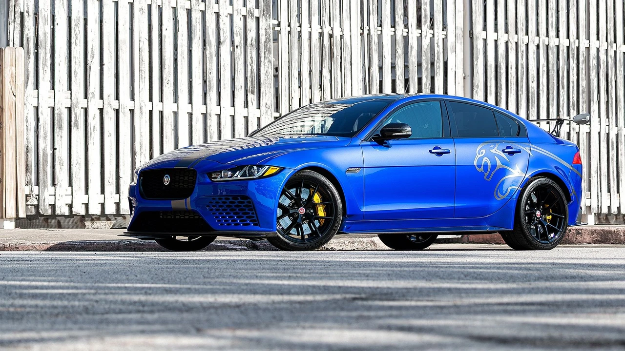 2019 Jaguar XE - Image 15 of 31