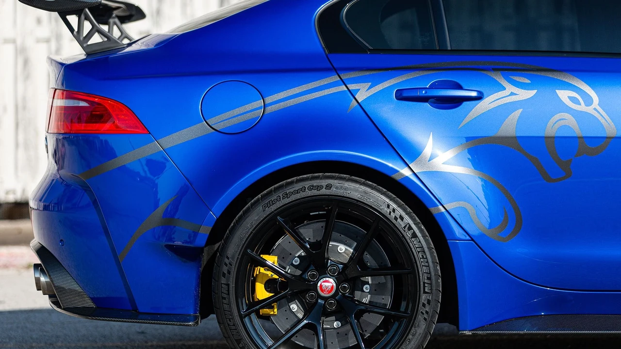 2019 Jaguar XE - Image 18 of 31