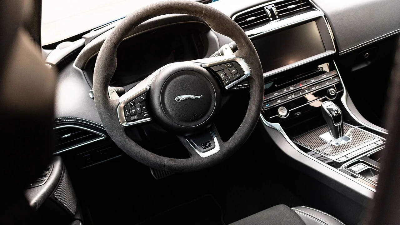 2019 Jaguar XE - Image 6 of 31