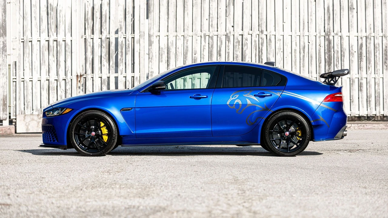 2019 Jaguar XE - Image 12 of 31