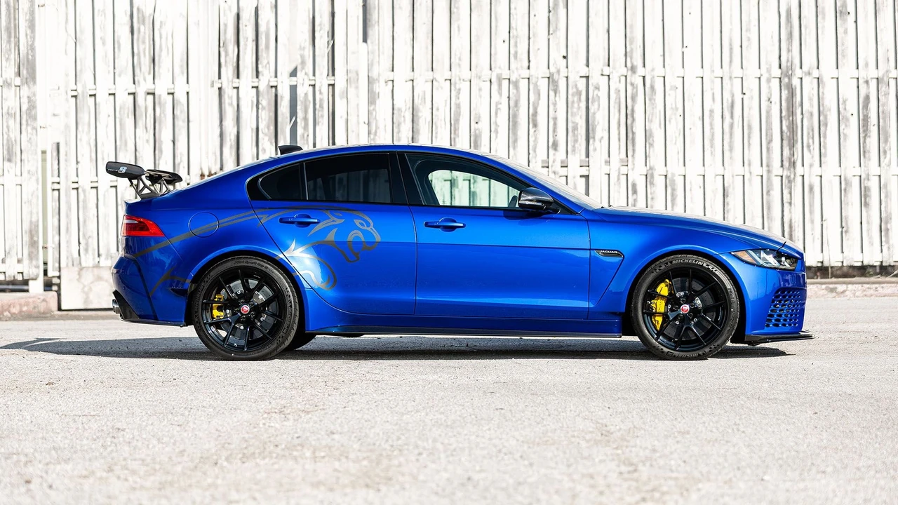 2019 Jaguar XE - Image 4 of 31