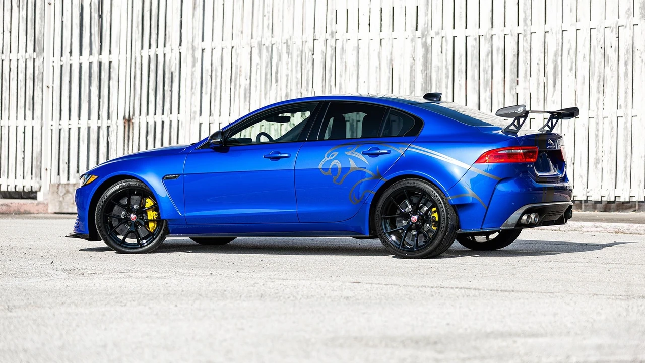 2019 Jaguar XE - Image 7 of 31