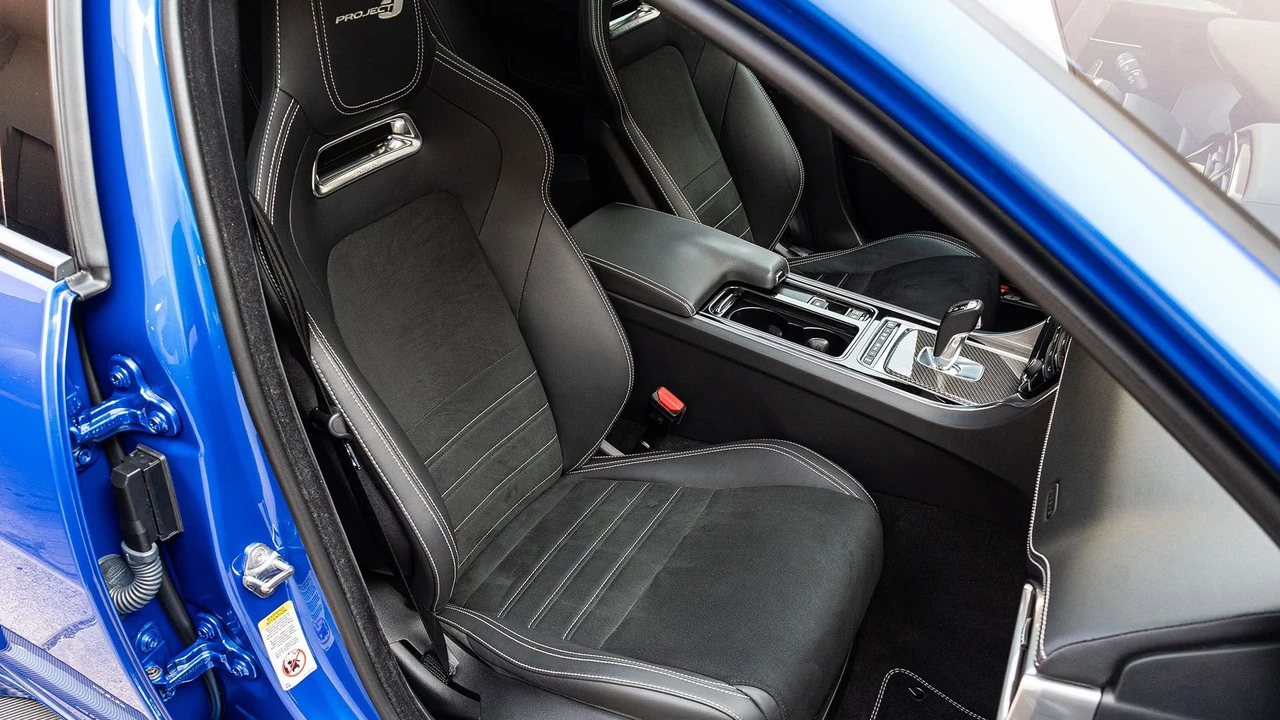 2019 Jaguar XE - Image 25 of 31