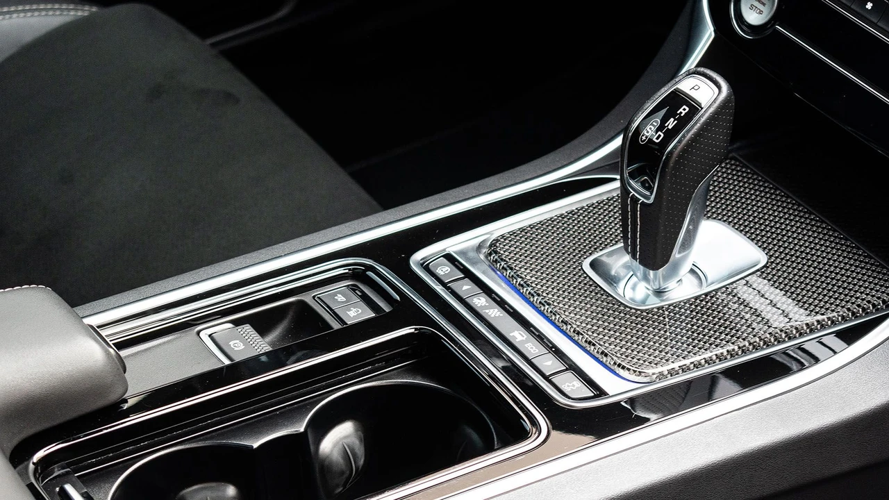 2019 Jaguar XE - Image 27 of 31