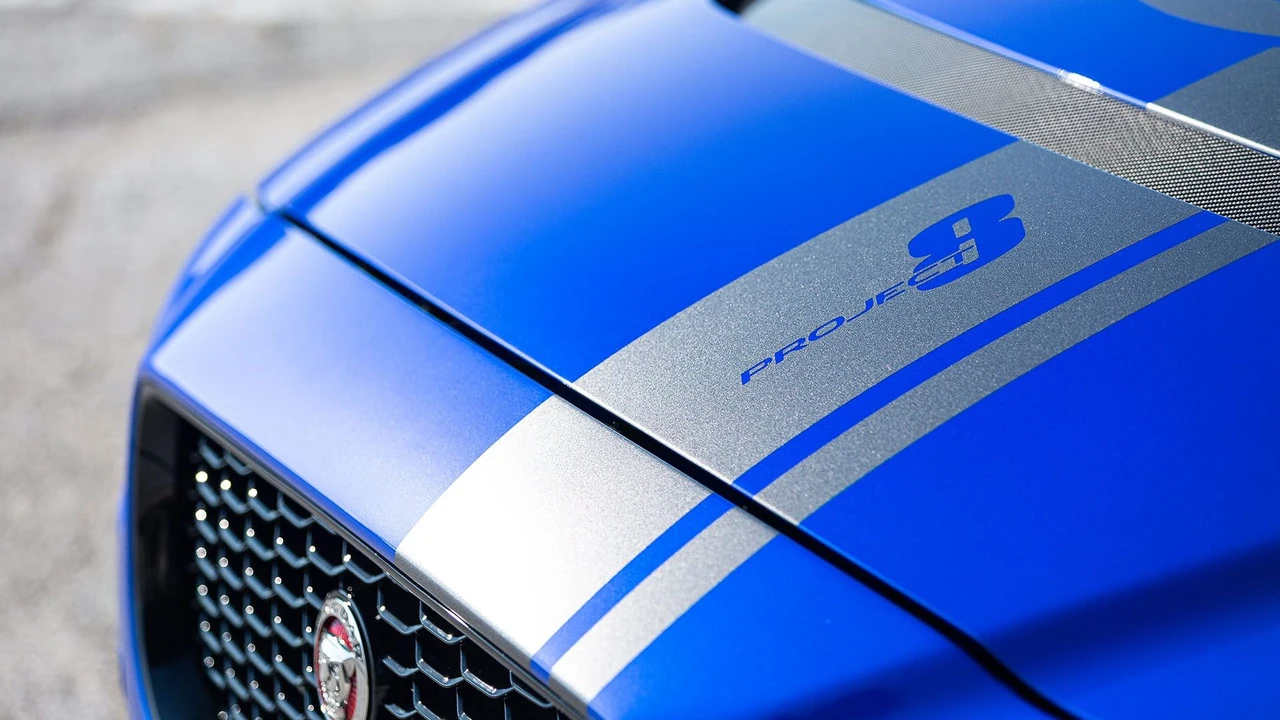 2019 Jaguar XE - Image 14 of 31