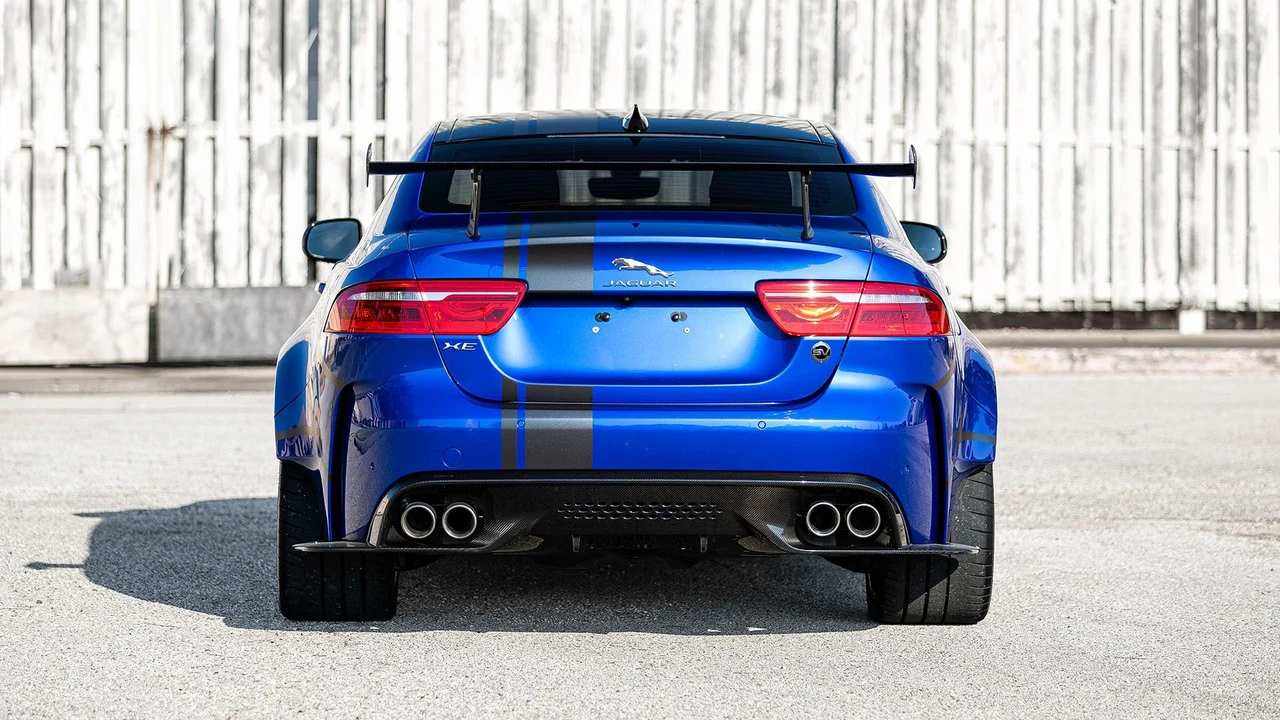 2019 Jaguar XE - Image 11 of 31