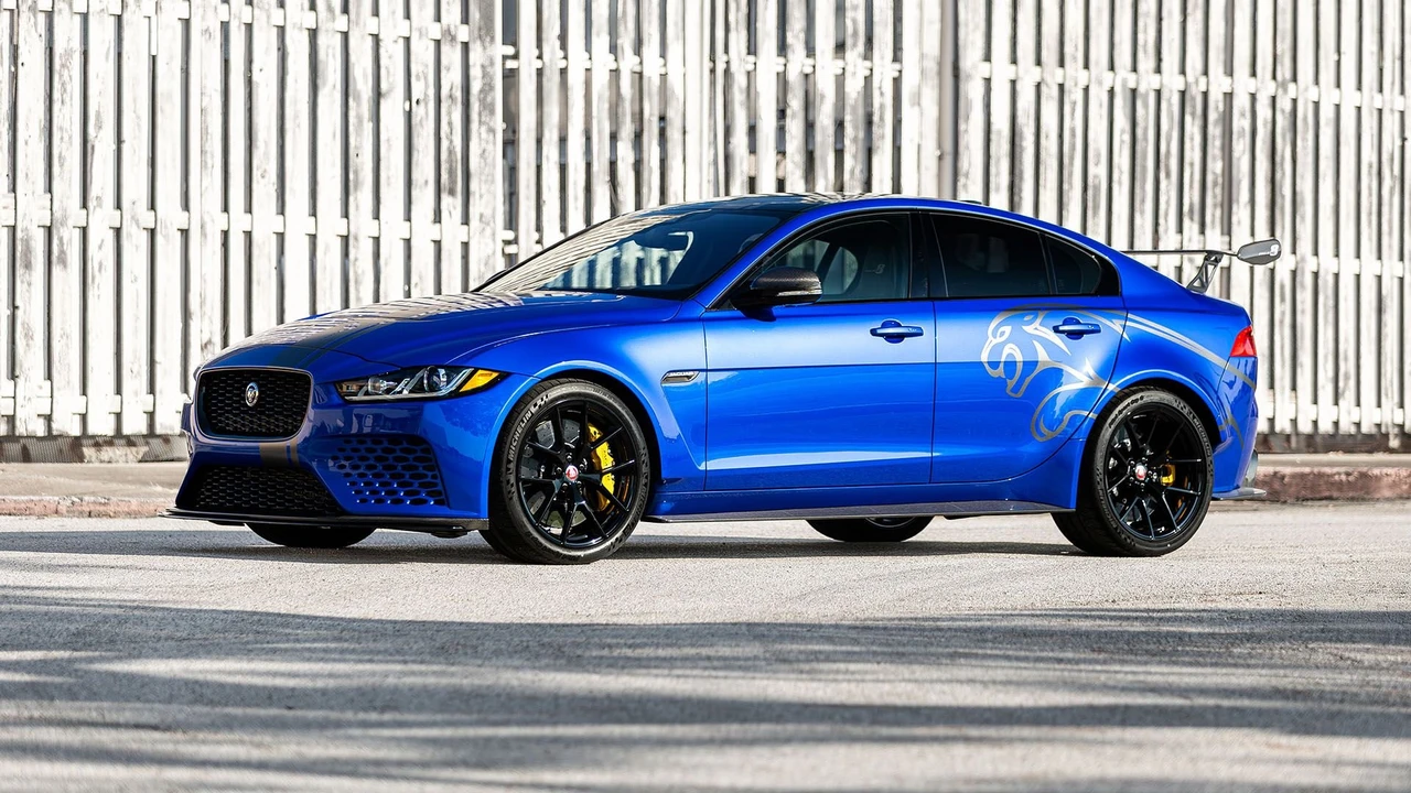 2019 Jaguar XE - Image 5 of 31