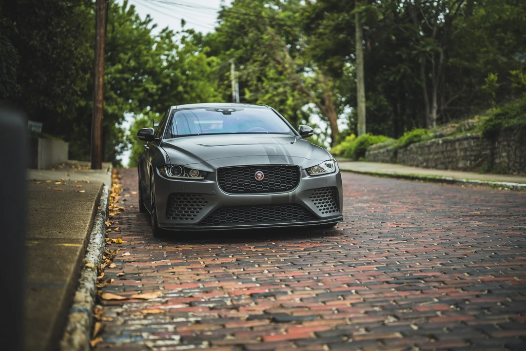 2019 Jaguar XE - Image 17 of 31