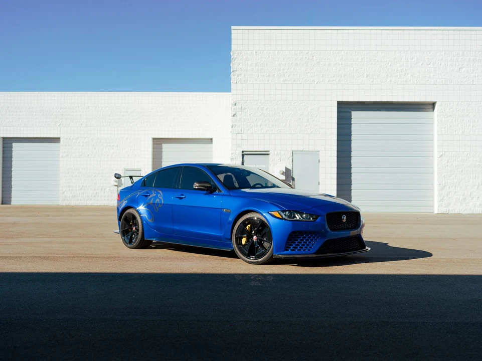 2019 Jaguar XE - Image 2 of 31