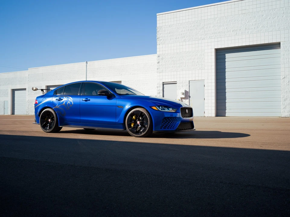 2019 Jaguar XE - Image 10 of 31