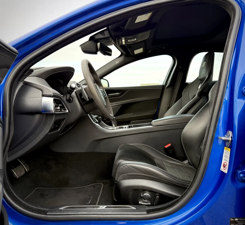2019 Jaguar XE - Image 5 of 8