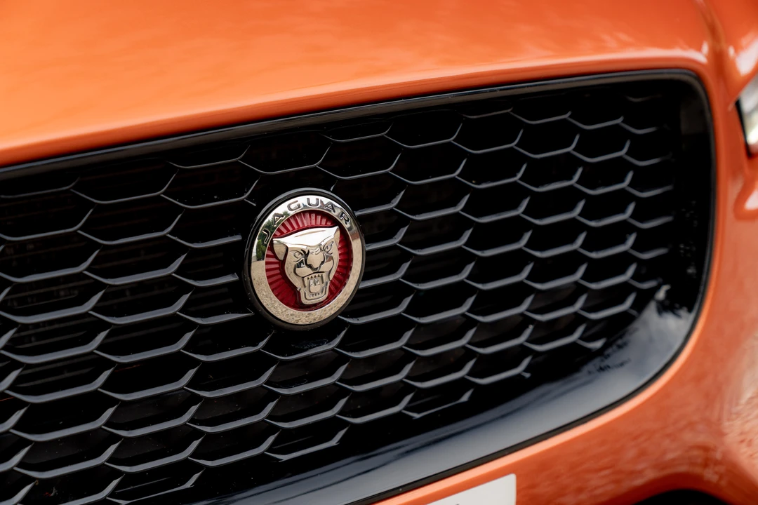 2019 Jaguar XE - Image 14 of 31