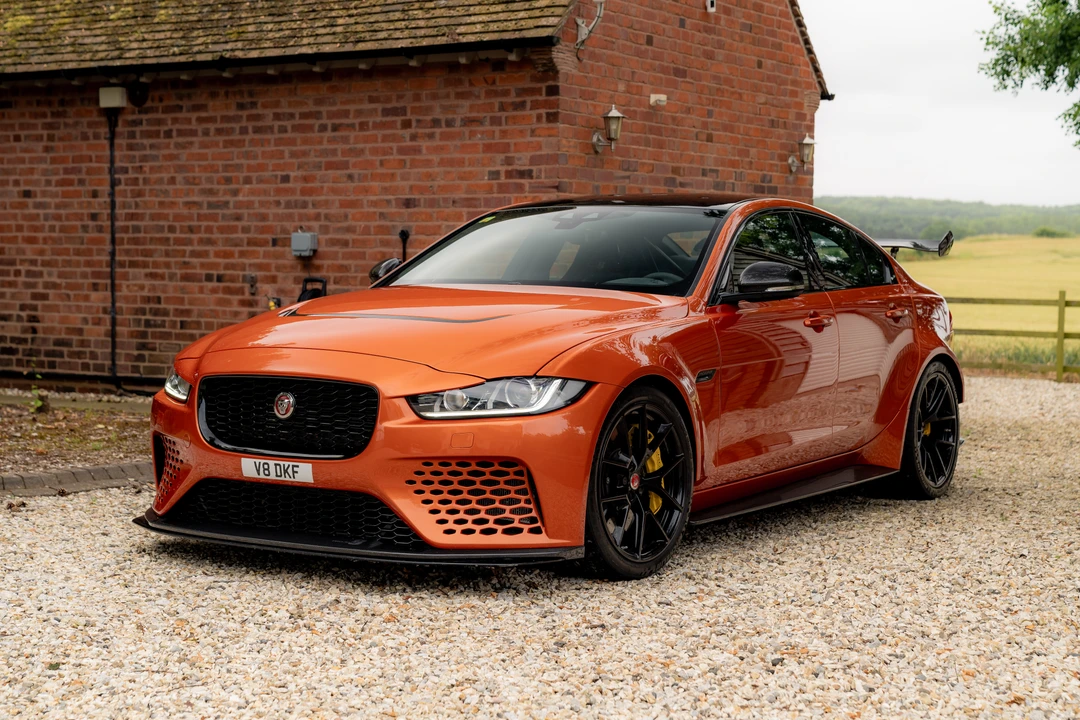 2019 Jaguar XE - Image 9 of 31