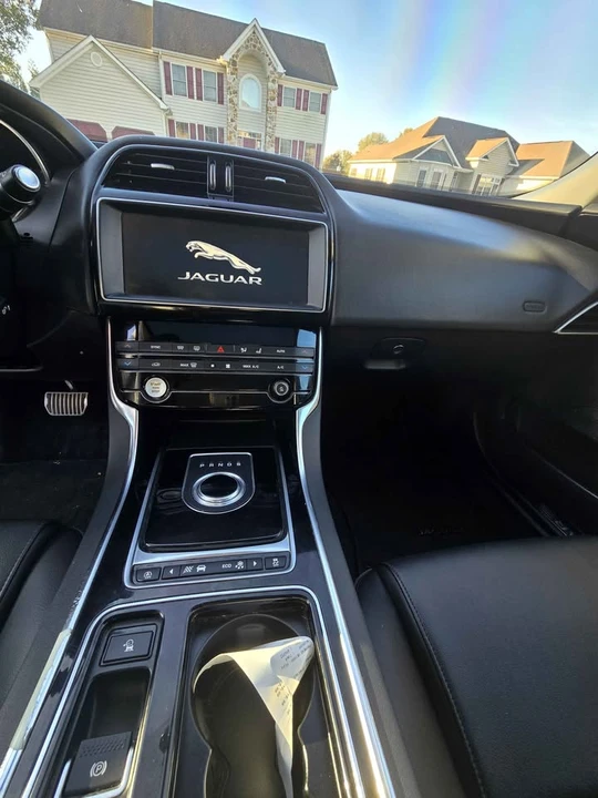2019 Jaguar XE - Image 15 of 20