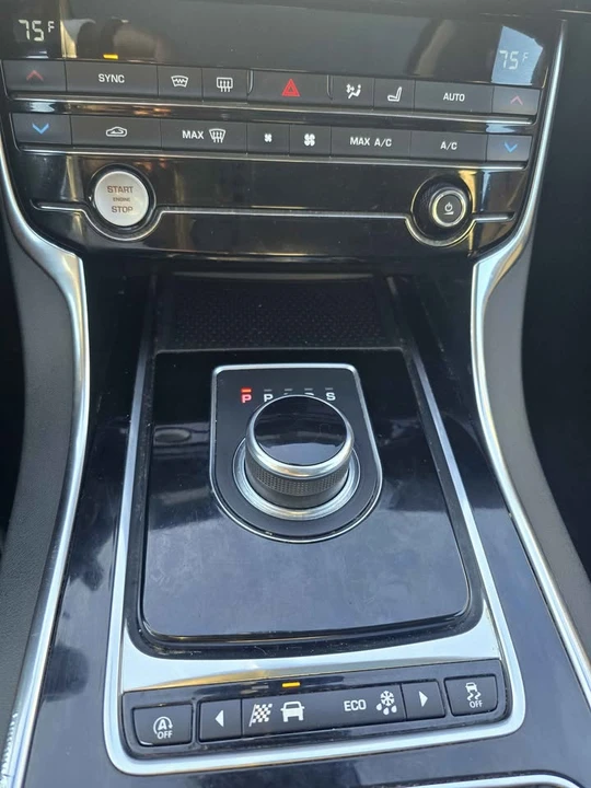 2019 Jaguar XE - Image 12 of 20