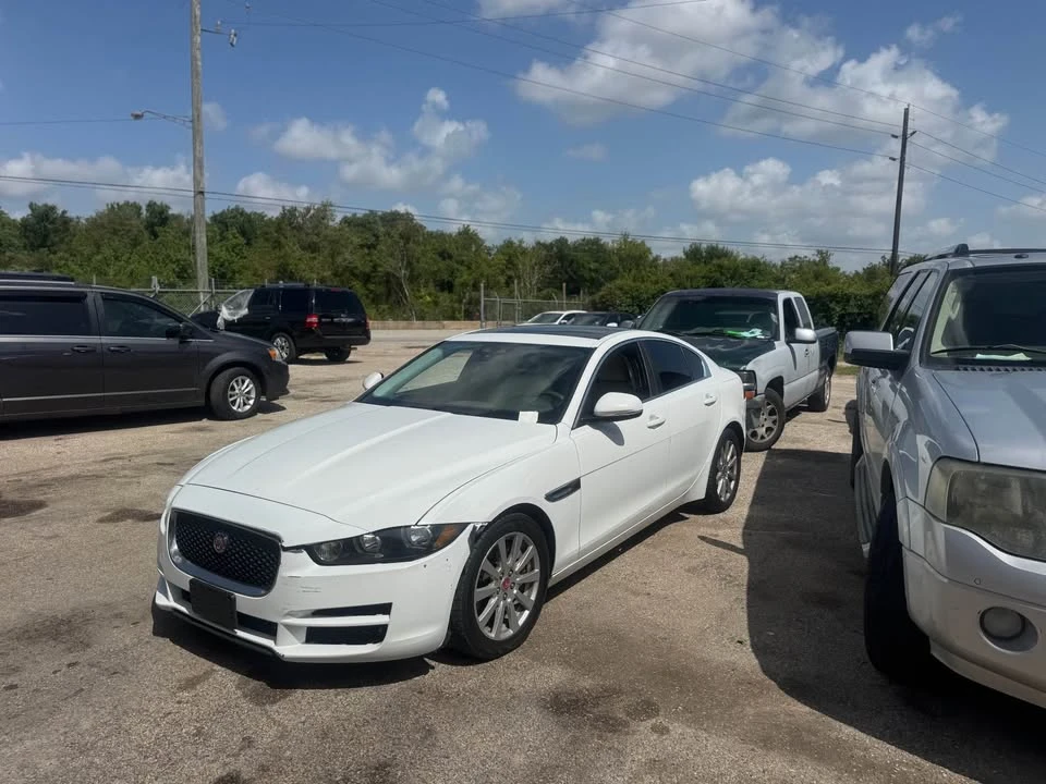 2019 Jaguar XE - Image 4 of 5